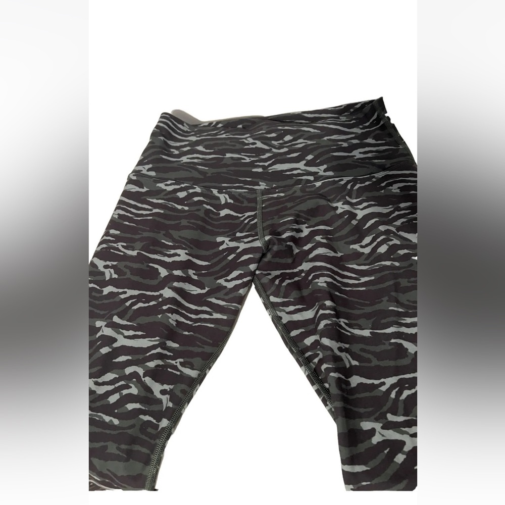 Lorna Jane Leggings Yoga Camo Zebra Print Size‎ MED 7/8 -Cropped